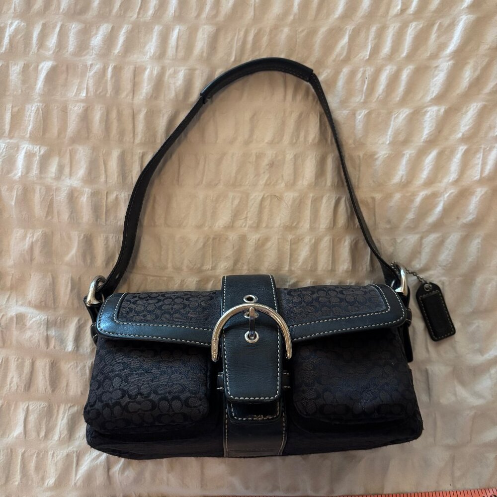 Vintage Authentic Coach Soho Flap Y2k Signature C Canvas Shoulder Purse